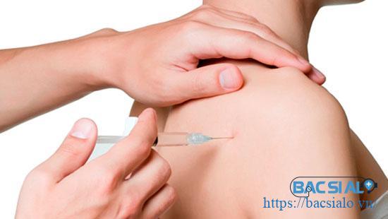 benh kho khop vai Tiêm thuốc trực tiếp
